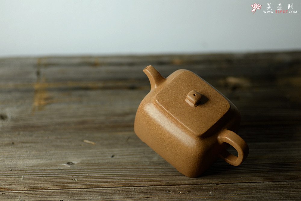 紫砂壶图片：何卫枫新作 五彩段泥 全手方础 方正稳重 - 美壶网