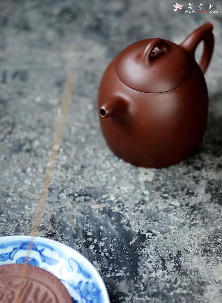 紫砂壶图片：陈腐老紫泥 稳重大方 做工精致 全手秦权 潜力艺人 - 美壶网