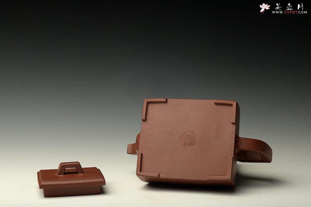 紫砂壶图片：厚重大气 全手琮鼎四方 - 美壶网