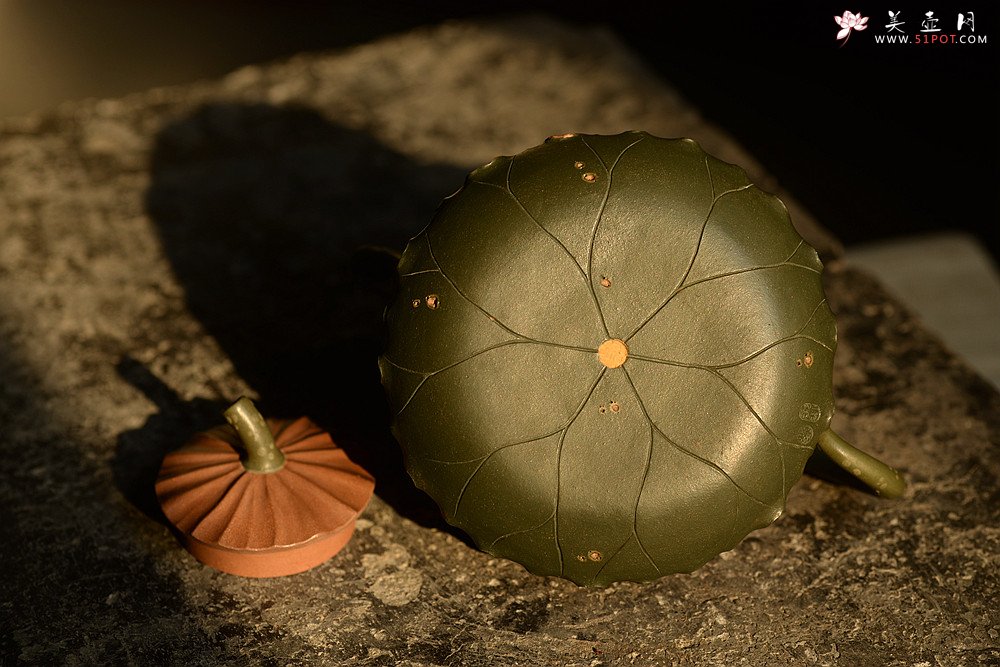 紫砂壶图片：文气十足 意境深远 秋日残荷 孙伟强张新亚合作 - 美壶网