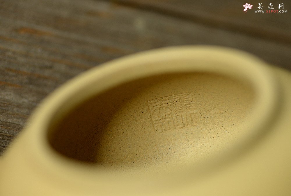 紫砂壶图片： 饱满素雅  温润如玉 全手三足水平  - 美壶网