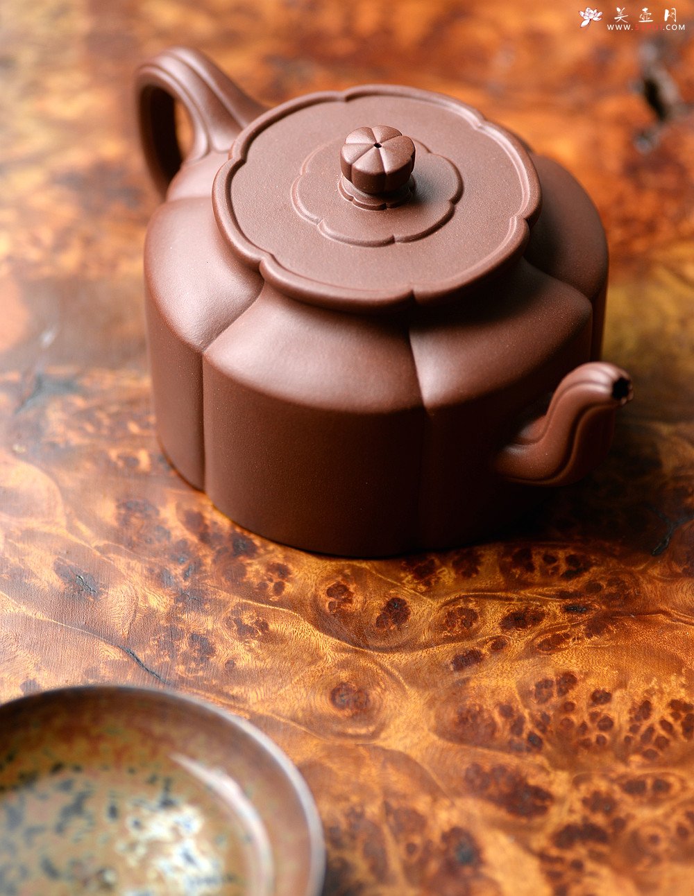 紫砂壶图片：方圆堂许嘉年 经典代表作 全手梅花周盘 浑厚大气  - 美壶网