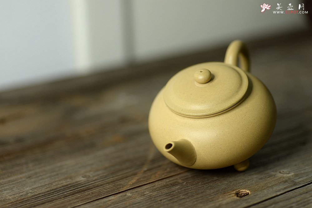 紫砂壶图片： 饱满素雅  温润如玉 全手三足水平  - 美壶网