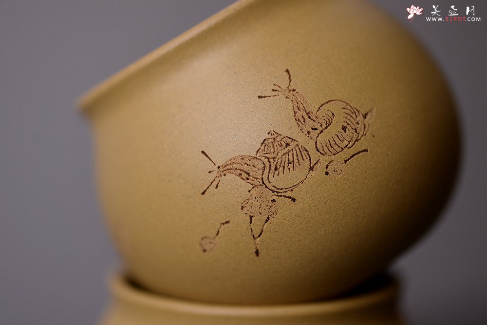 紫砂壶图片：曲峰闻香杯 原矿本山绿泥 刻绘蜗牛 - 美壶网