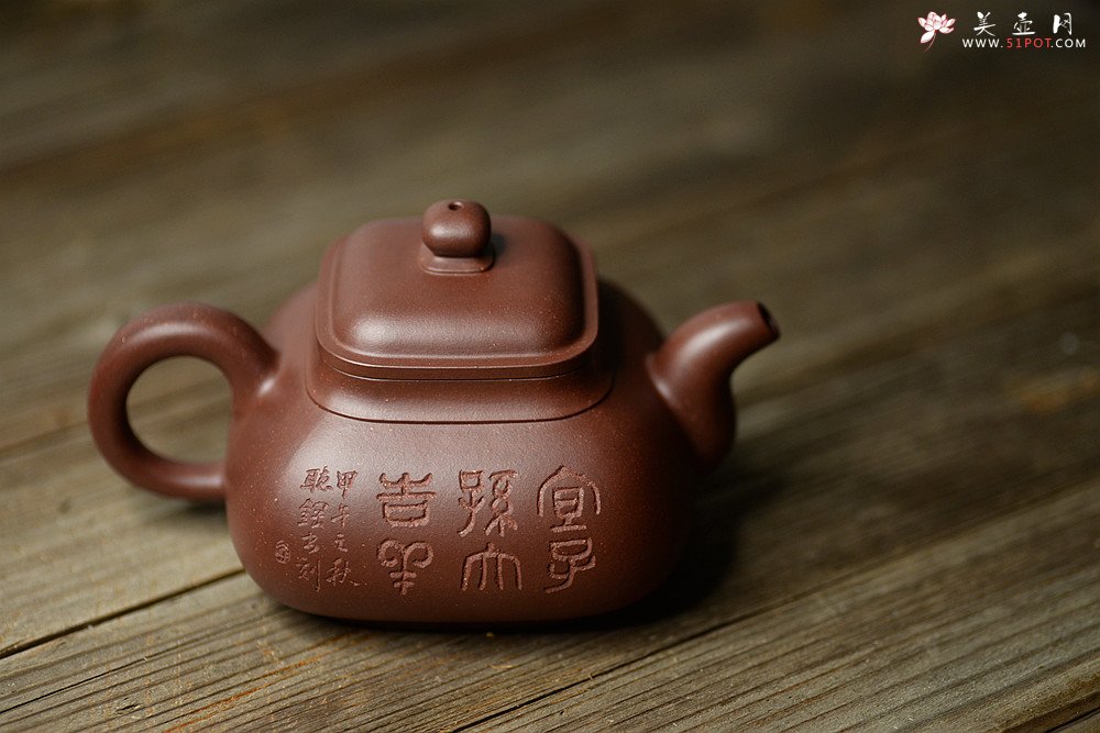 紫砂壶图片：何卫枫全手作品  张听刚装饰 古朴敦厚~ 荆泉四方 - 美壶网