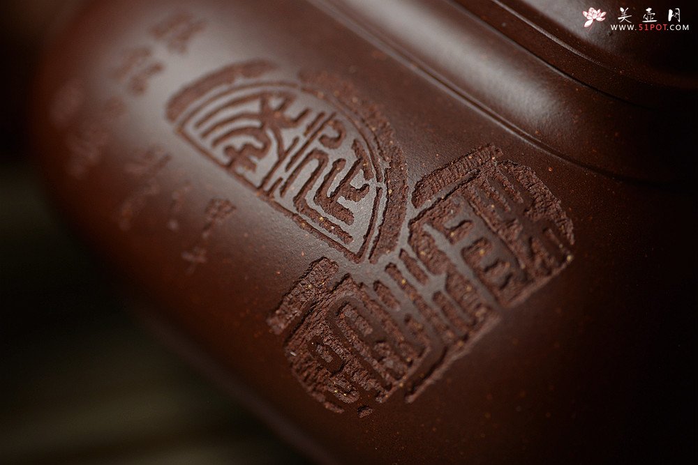 紫砂壶图片：何卫枫全手作品  张听刚装饰 古朴敦厚~ 荆泉四方 - 美壶网