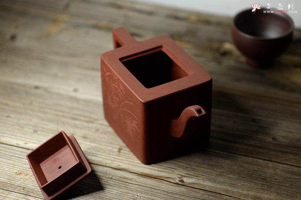 紫砂壶图片：许浒甲午年力作 全手工玉鼎四方 大品重器 雄厚古朴 单片拍打  - 美壶网