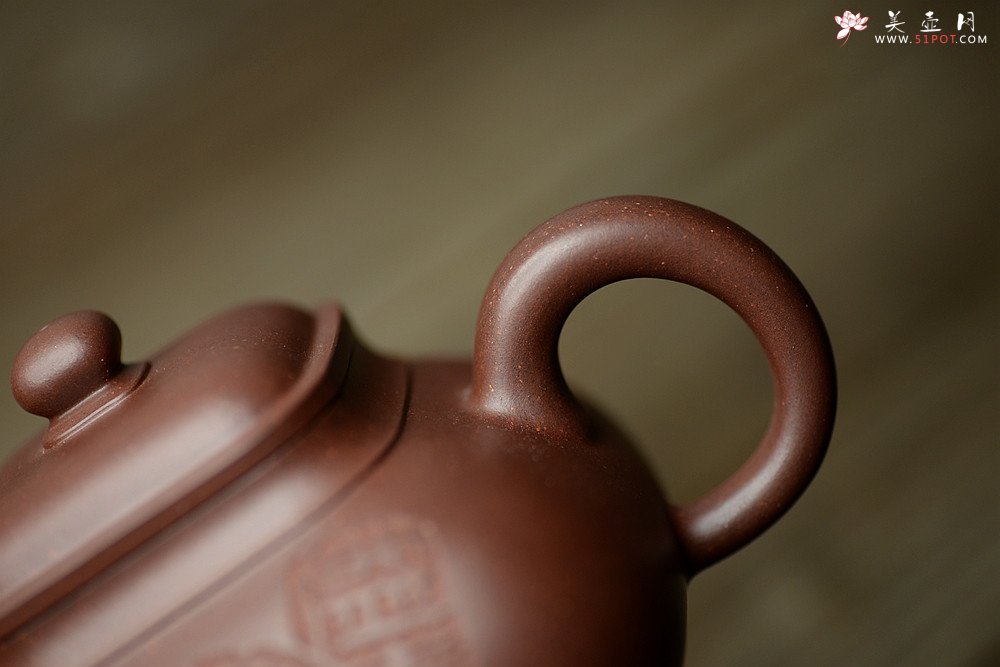 紫砂壶图片：何卫枫全手作品  张听刚装饰 古朴敦厚~ 荆泉四方 - 美壶网