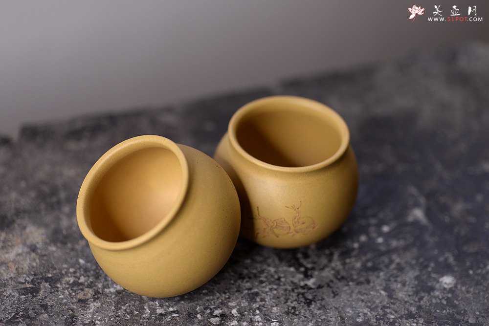 紫砂壶图片：曲峰闻香杯 原矿本山绿泥 刻绘蜗牛 - 美壶网