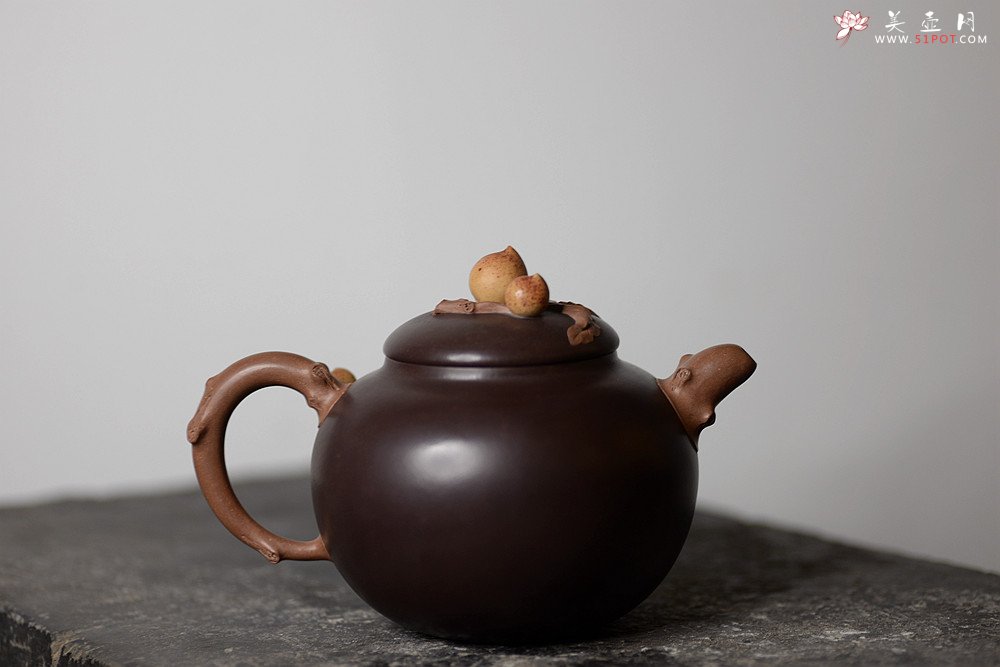 紫砂壶图片：原创作品 孙伟强张新亚合作 寿桃 饱满大气 贴叶精湛 - 美壶网