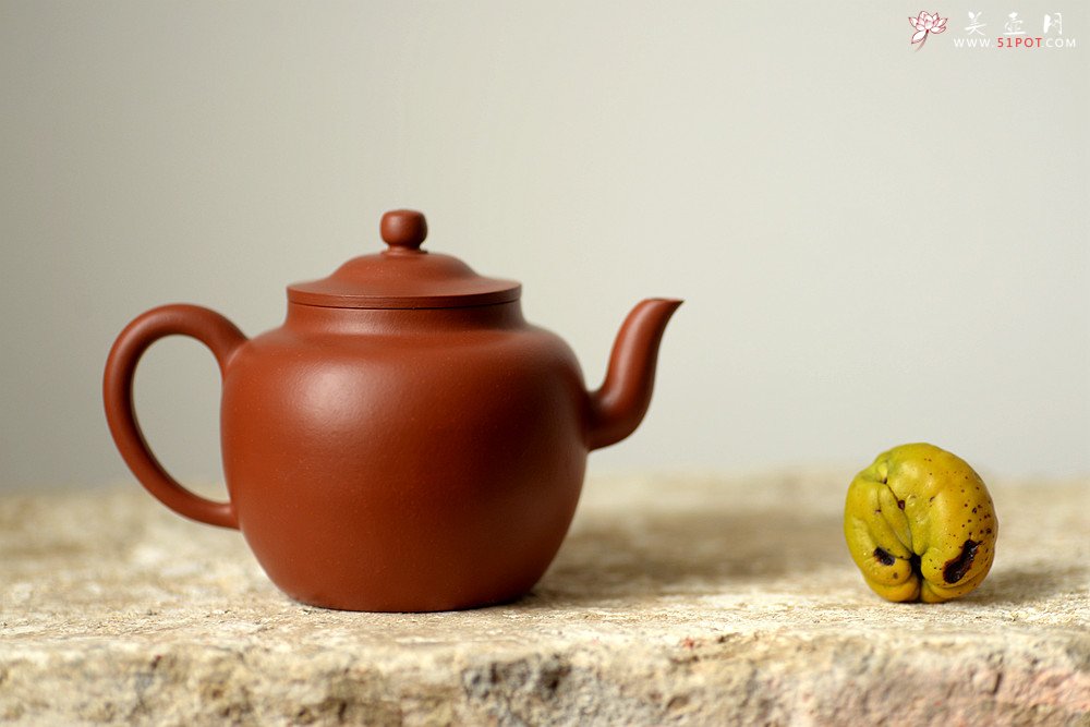 紫砂壶图片：曲峰精工力作 线条流畅  娇艳可人 朱泥笠帽 - 美壶网