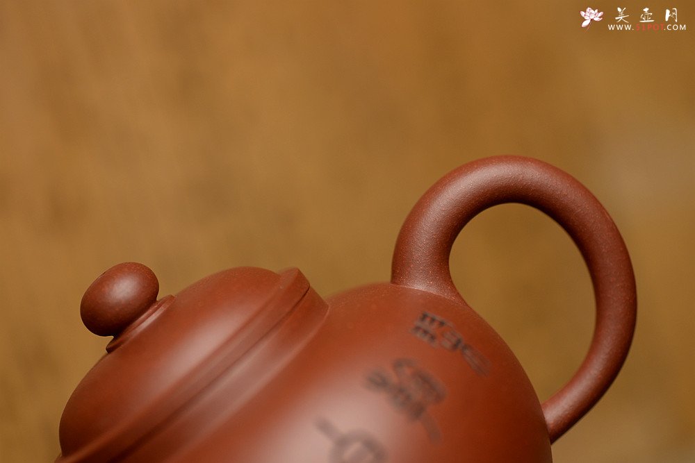 紫砂壶图片：詹黎明全手近作 中书协王俊平装饰 经典光素器考验功力 圆珠 - 美壶网