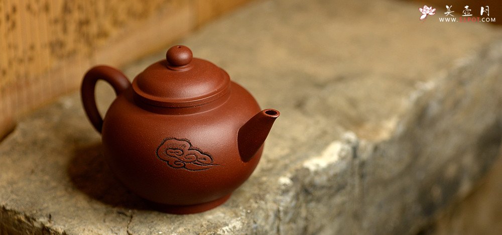 紫砂壶图片：詹黎明全手近作 中书协王俊平装饰 经典光素器考验功力 圆珠 - 美壶网