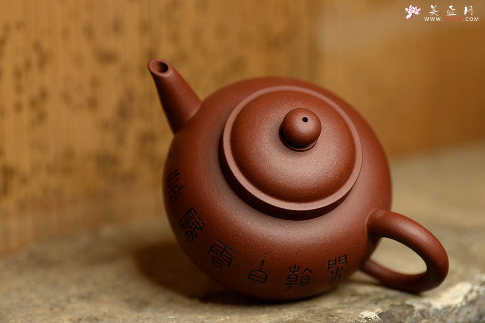 紫砂壶图片：詹黎明全手近作 中书协王俊平装饰 经典光素器考验功力 圆珠 - 美壶网