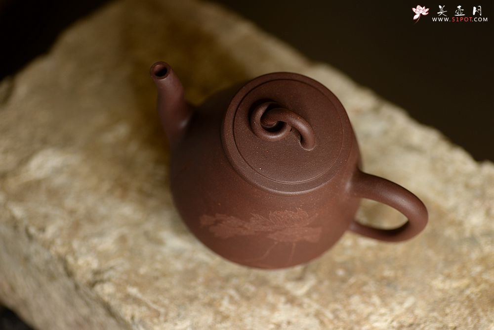 紫砂壶图片：高路刻绘 冬日普洱利器~ 全手漱玉 高温紫泥 高俊挺拔 - 美壶网