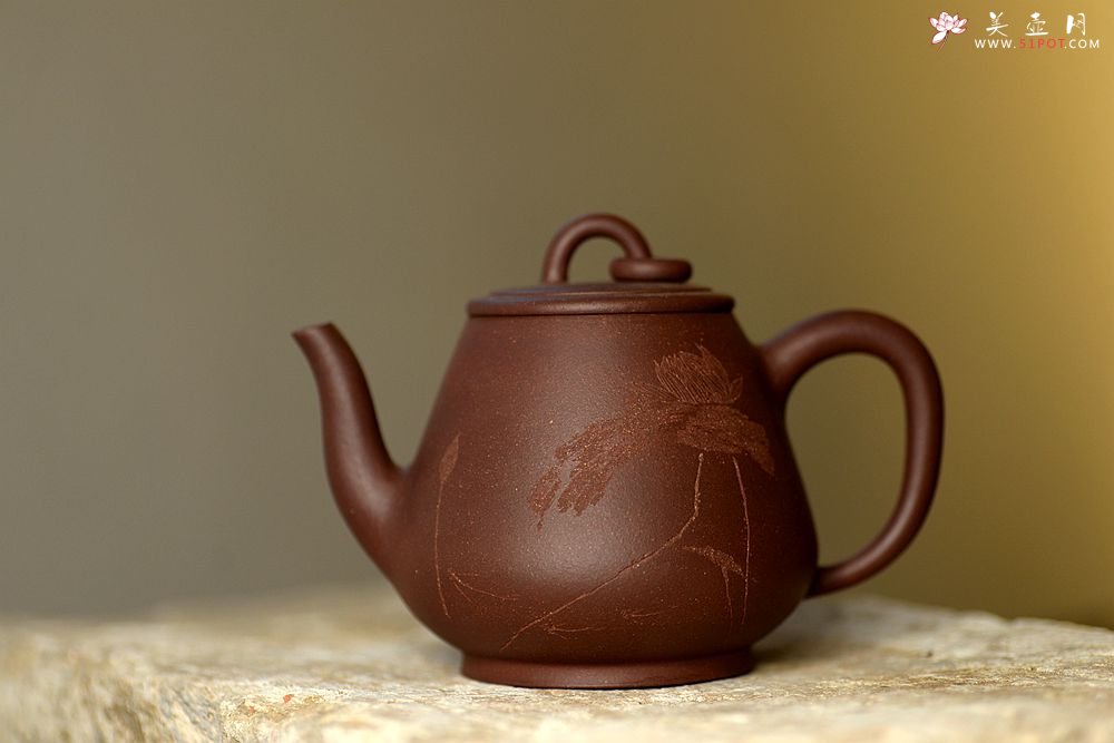 紫砂壶图片：高路刻绘 冬日普洱利器~ 全手漱玉 高温紫泥 高俊挺拔 - 美壶网