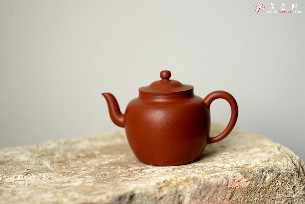 紫砂壶图片：曲峰精工力作 线条流畅  娇艳可人 朱泥笠帽 - 美壶网