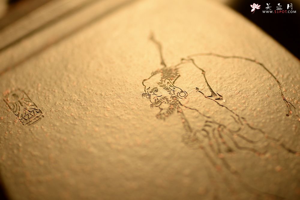 紫砂壶图片：顾文君、黄玲玲合作 高俊古朴 黑料浑厚  全手大汉方 - 美壶网