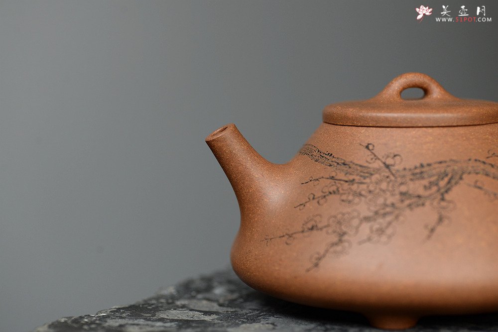 紫砂壶图片：何卫枫 优质段泥全手子冶石瓢 袁德波装饰通景山水 文气十足 - 美壶网