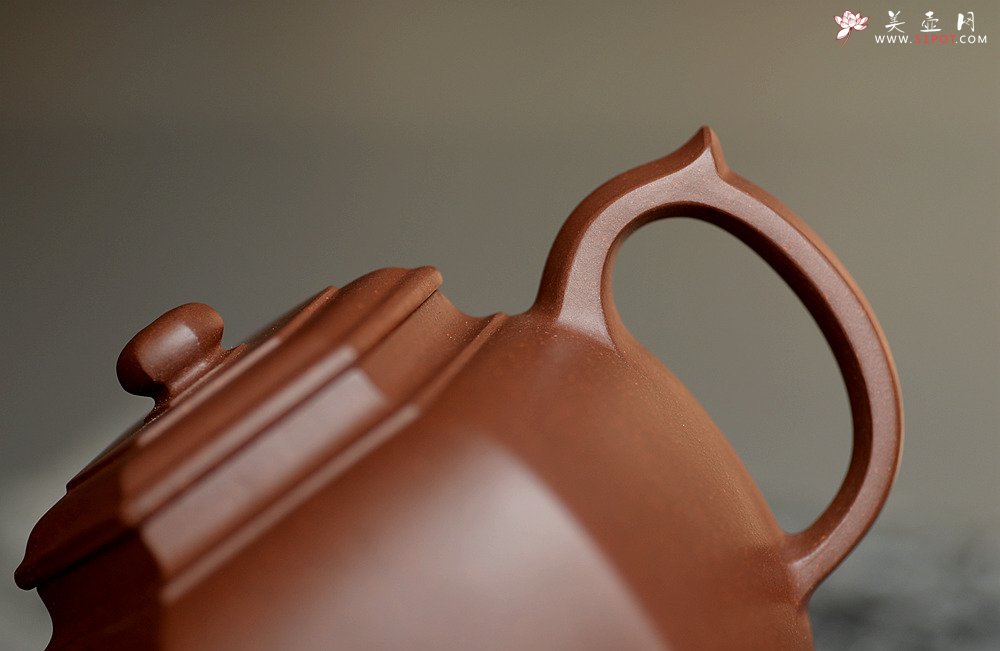 紫砂壶图片：何卫枫全手新作 线条流畅 秀气大方 耐品~ 六方华灯 - 美壶网