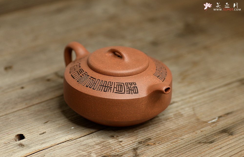 紫砂壶图片：陆轶舟新作 曼生遗韵 刻绘别具一格 扁石 优质段泥 传统器形 - 美壶网