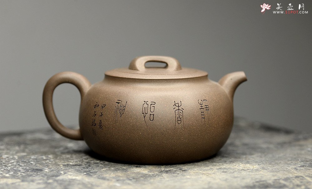 紫砂壶图片：国师和石精心装饰 邵家俊全手青段大归隐 浑厚古朴 文气雅致 - 美壶网