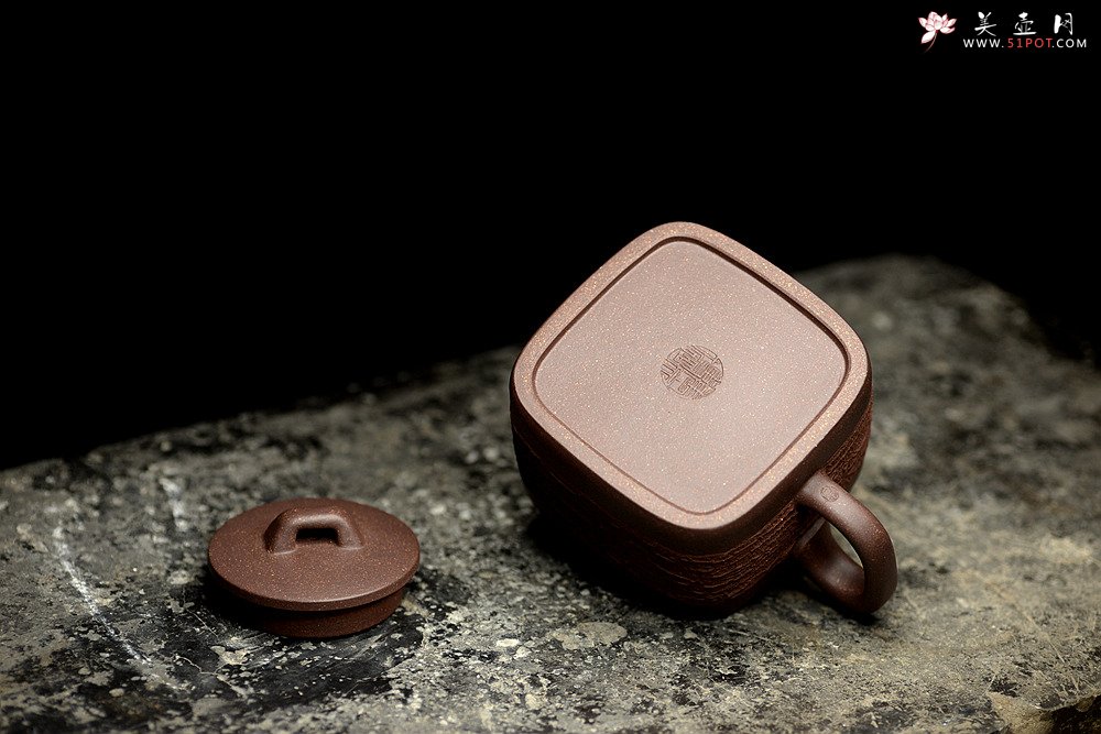 紫砂壶图片：国家级助理美术师唐文全手作品 优质青灰泥 新颖装饰 全手四方戏砂 - 美壶网