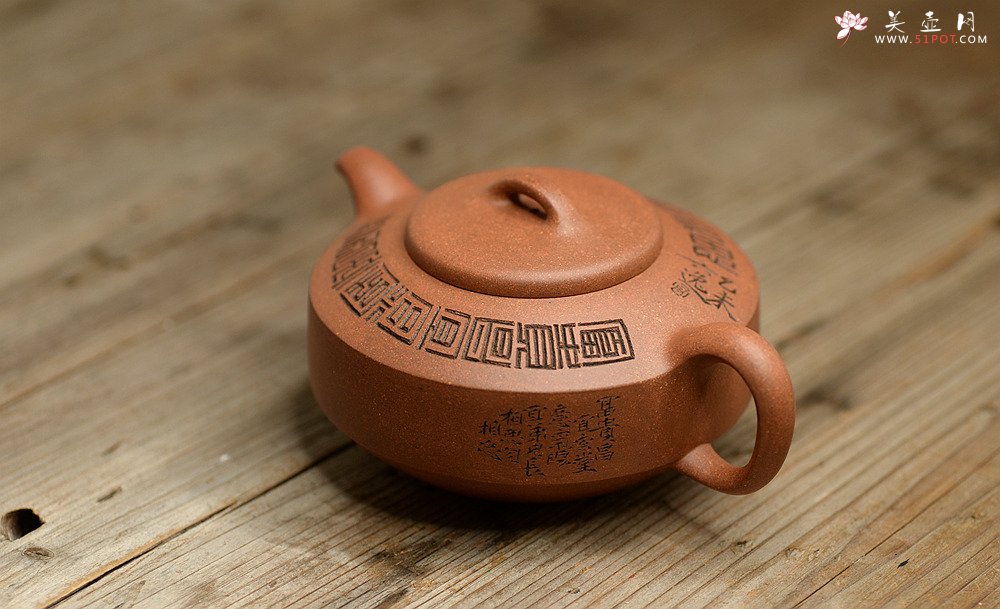 紫砂壶图片：陆轶舟新作 曼生遗韵 刻绘别具一格 扁石 优质段泥 传统器形 - 美壶网