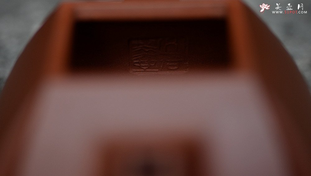 紫砂壶图片：线条刚正挺拔 全手四方抽角 做工精致 - 美壶网