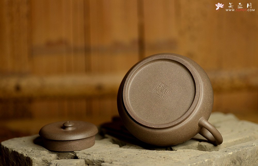 紫砂壶图片：万阗阗最新力作国助和石精刻 全手龙蛋 飘逸俊秀 文气十足 - 美壶网