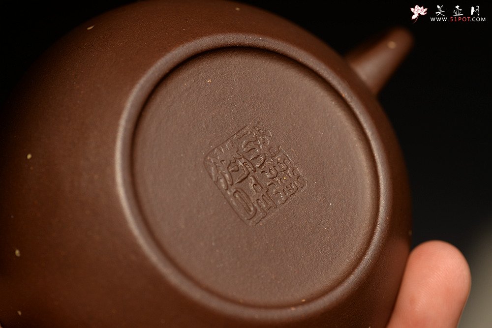 紫砂壶图片：潜力股陈春妹 自藏老拼紫 全手铺砂明式巨轮 做工精致 性价比明显 - 美壶网