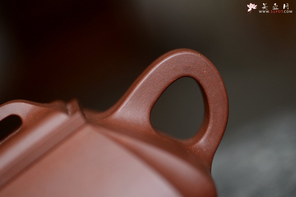 紫砂壶图片：线条刚正挺拔 全手四方抽角 做工精致 - 美壶网