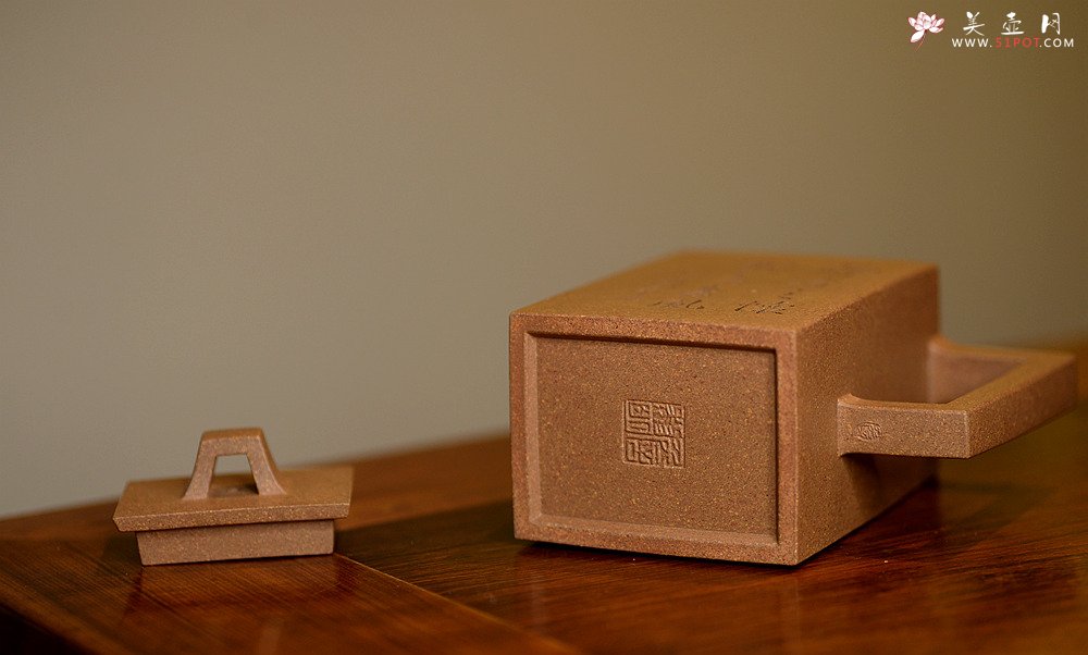 紫砂壶图片：詹黎明實力之作 剛正挺拔 全手磚方 餘韵可品o(∩_∩)o   - 美壶网