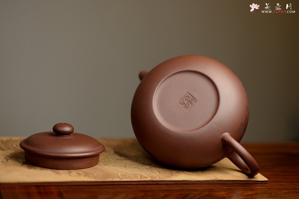 紫砂壶图片：稳重大气  大仿古 通转山水 - 美壶网