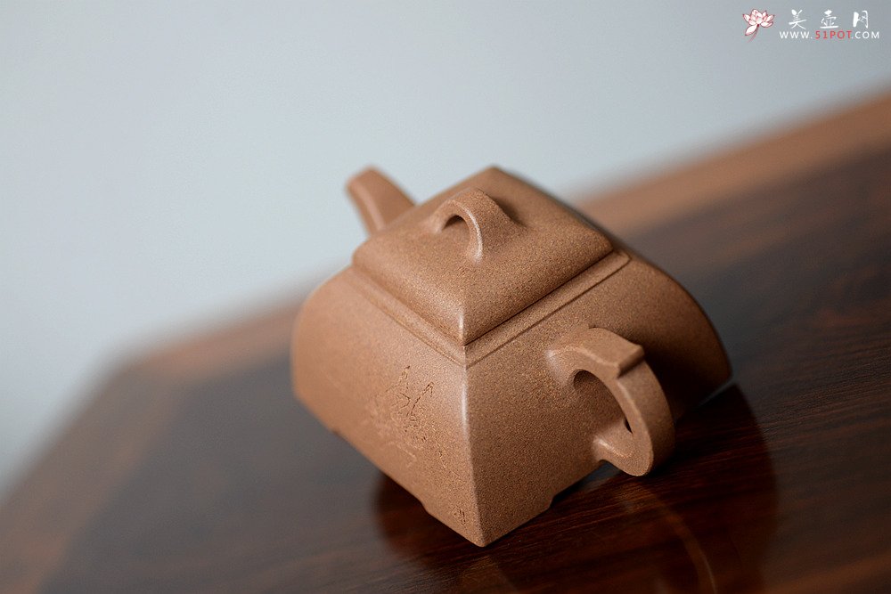 紫砂壶图片：何卫枫全手新作 陆轶舟文气装饰 雅筑小四方 原矿七彩段泥 - 美壶网