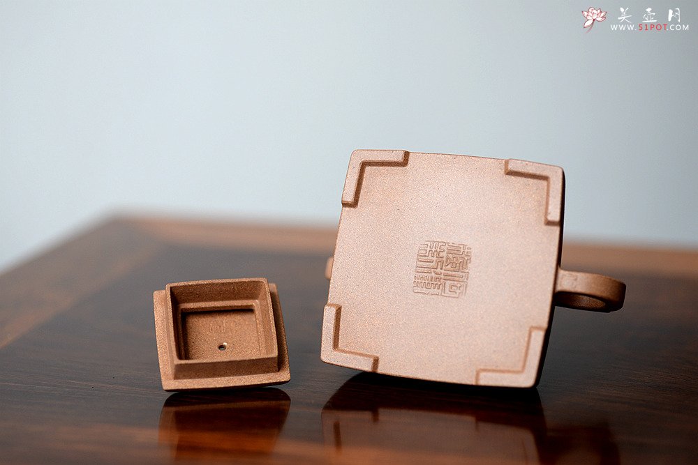 紫砂壶图片：何卫枫全手新作 陆轶舟文气装饰 雅筑小四方 原矿七彩段泥 - 美壶网