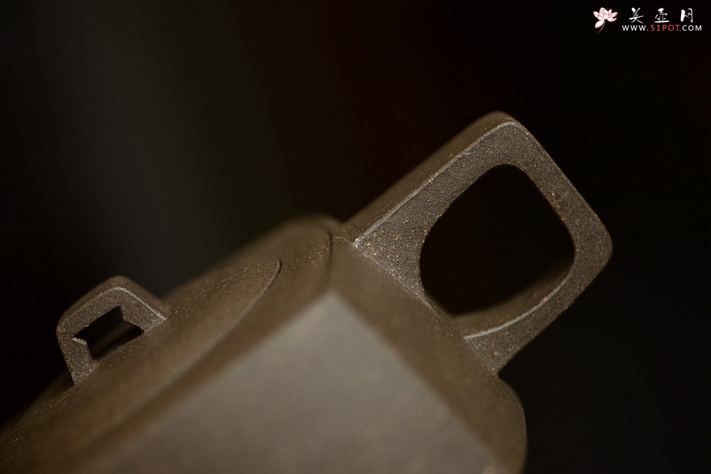 紫砂壶图片：方圆之精妙 优质青灰泥 挺拔刚正 全手精工砂四方  - 美壶网