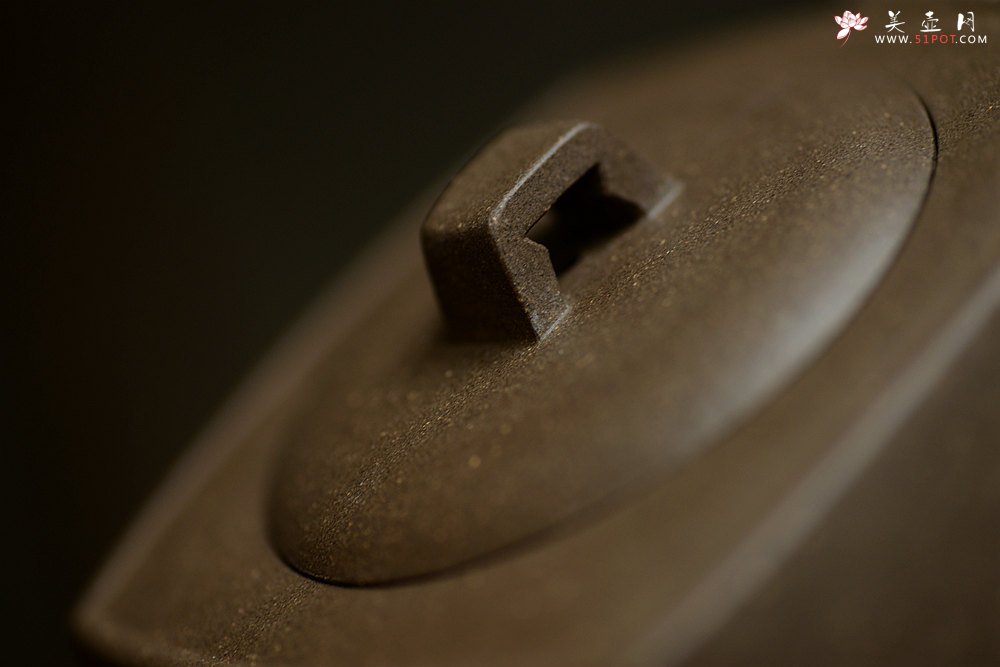 紫砂壶图片：方圆之精妙 优质青灰泥 挺拔刚正 全手精工砂四方  - 美壶网