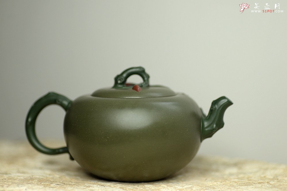 紫砂壶图片：原创作品 孙伟强张新亚合作 映山红 别有风韵~贴叶精湛 - 美壶网