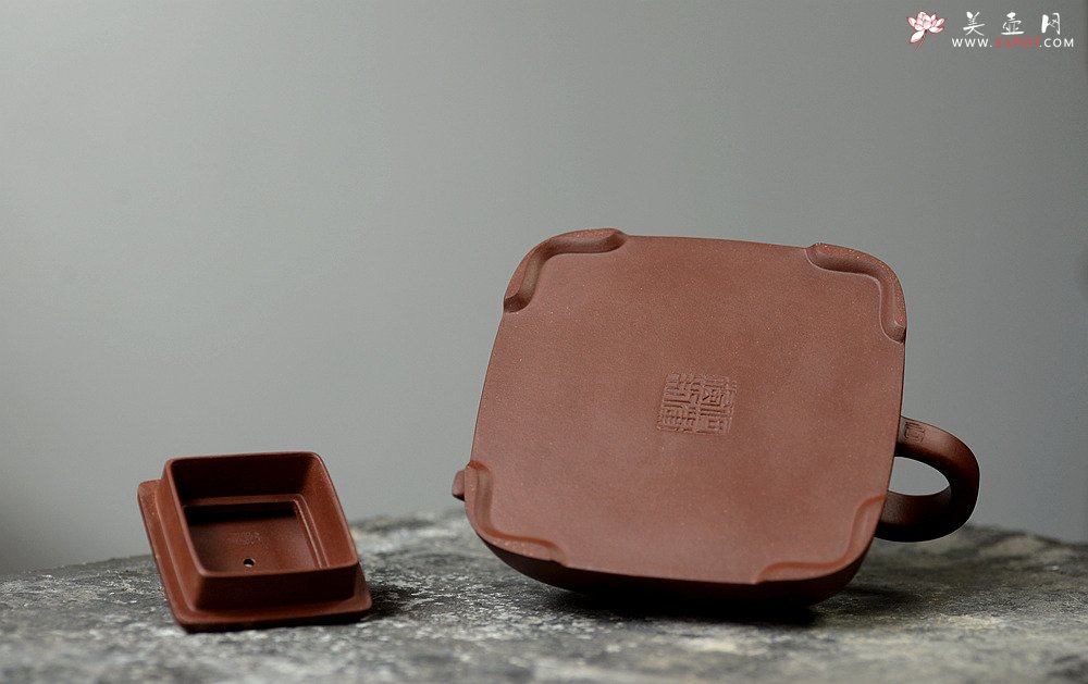 紫砂壶图片：何卫枫全手新作 强强联合 国工师陈宏林装饰 全手经典孤菱 - 美壶网