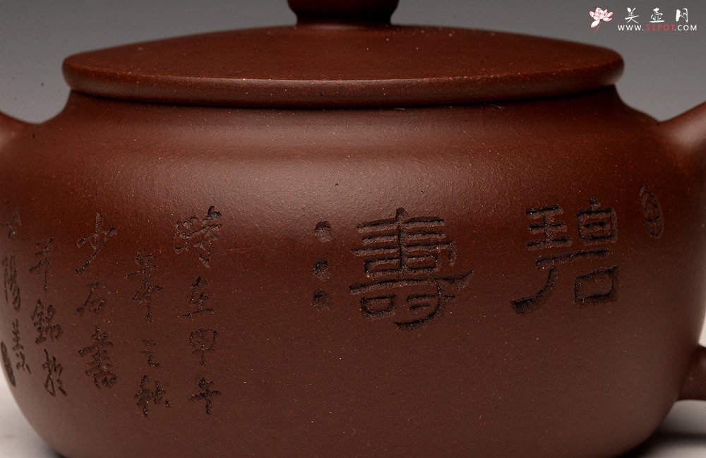 紫砂壶图片：张听钢装饰 刻绘老辣 全手桑扁 器型端正 耐品实用 - 美壶网