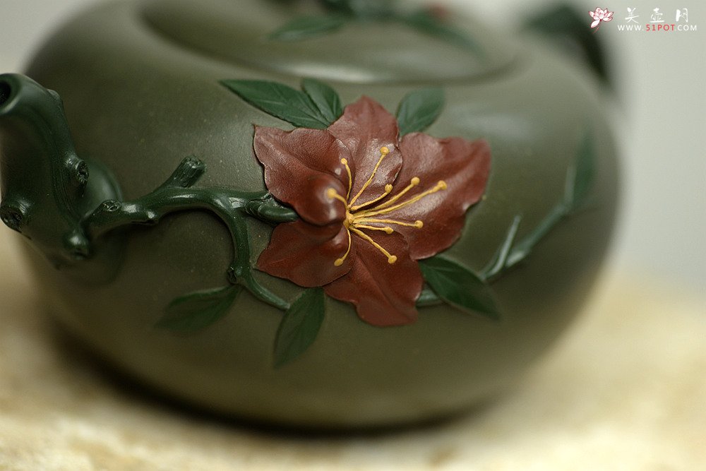 紫砂壶图片：原创作品 孙伟强张新亚合作 映山红 别有风韵~贴叶精湛 - 美壶网