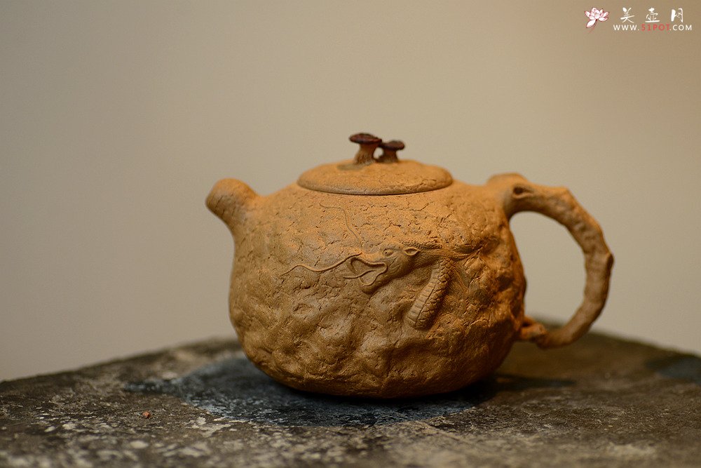 紫砂壶图片：古拙大气 全手游龙龚春 谢多莲作品 - 美壶网