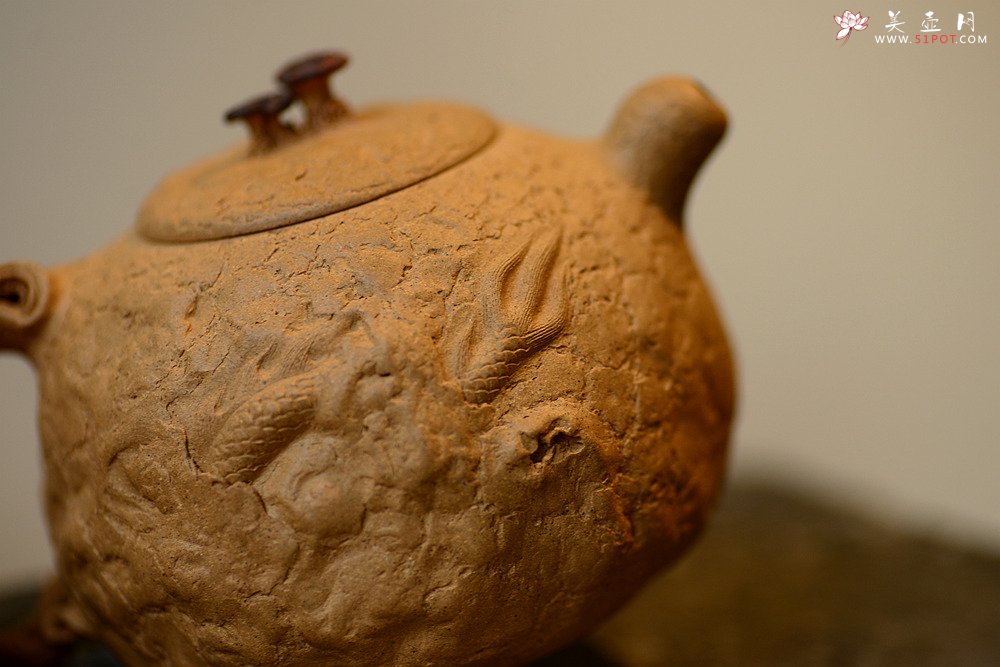 紫砂壶图片：古拙大气 全手游龙龚春 谢多莲作品 - 美壶网