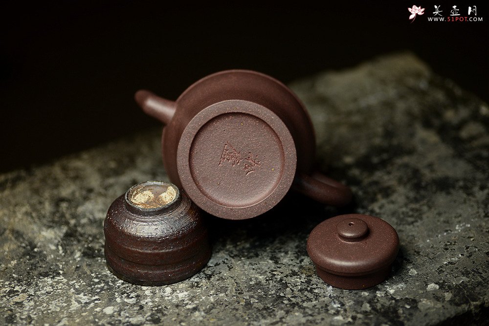 紫砂壶图片：淞庐作品 敦厚古朴 轻巧有动感 全手虎镦壶 高温老紫泥 - 美壶网