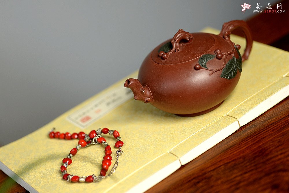 紫砂壶图片：红豆生南国 春来发几枝  孙伟强张新亚合作 原创作品 红豆  - 美壶网