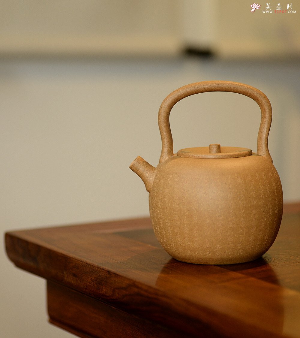 紫砂壶图片：淞庐原创作品 饱满挺拔 雅致文气 全手心经提梁 可以烧水的巨轮 - 美壶网