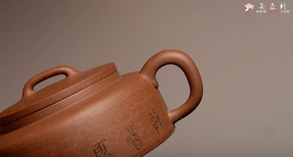 紫砂壶图片：詹黎明全手新品 王俊平装饰 圆润不失刚劲 文气周盘 - 美壶网