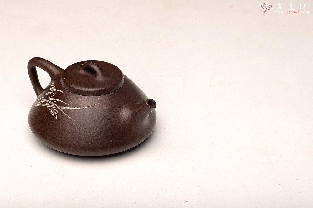 紫砂壶图片：陆轶舟精心装饰 汤红专代表作全手子冶石瓢 骨肉均挺 一厂黑星土 儒雅文气 - 美壶网