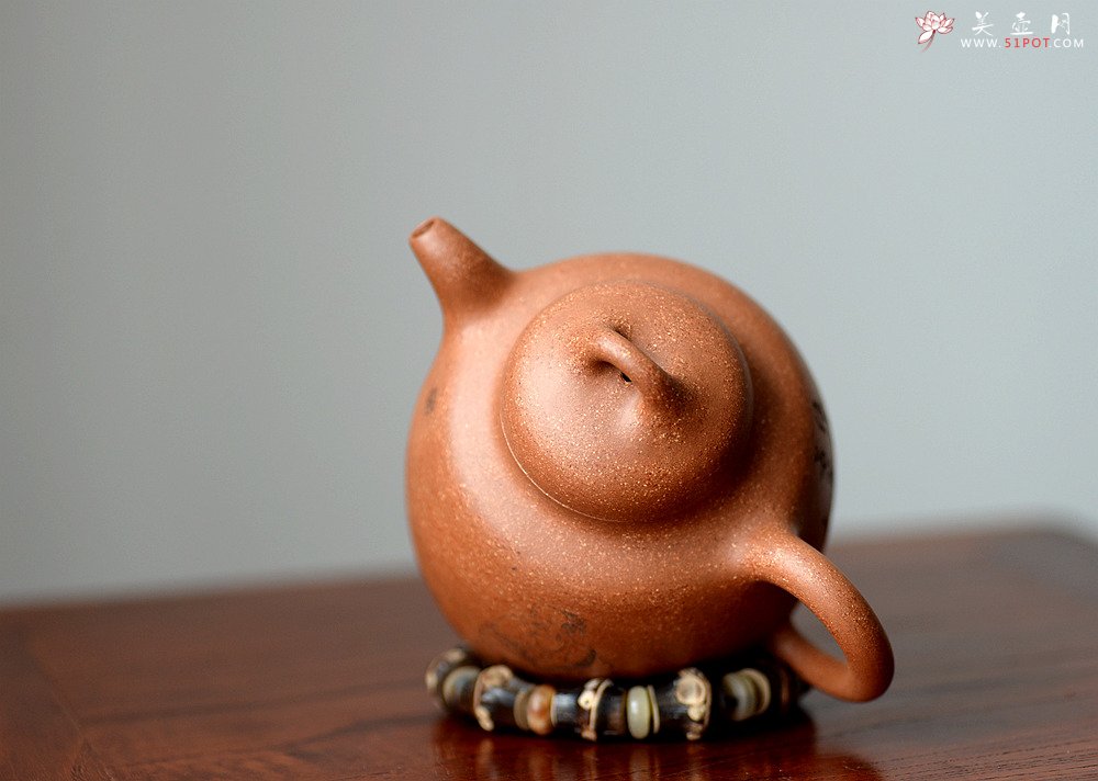 紫砂壶图片：细刻如丝 黄龙山降坡泥 全手高士壶 饱满大气 - 美壶网